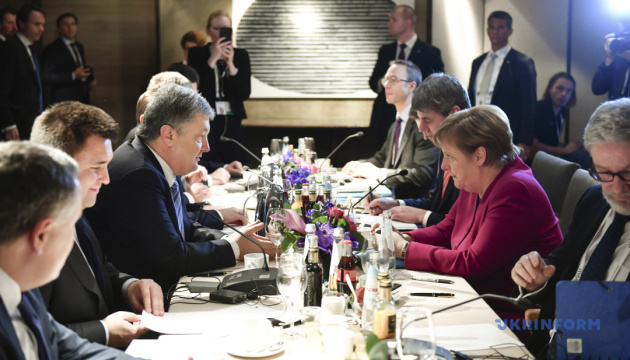 Porochenko et Merkel discutent des moyens de contrer l'agression russe contre l'Ukraine
