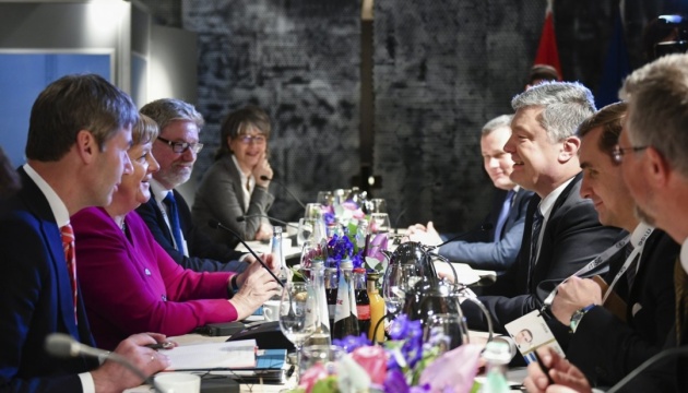 Poroschenko koordiniert mit Merkel Verhängung von „Asow-Sanktionen“