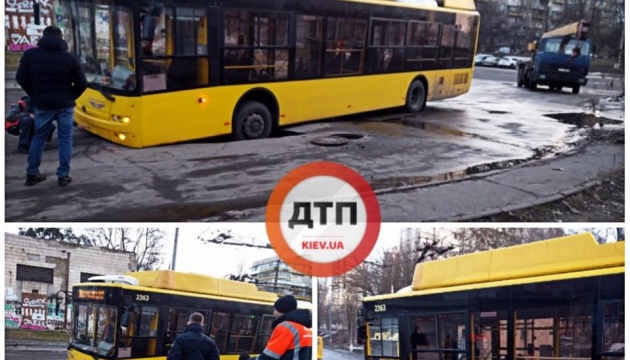 У Києві тролейбус провалився в яму на дорозі