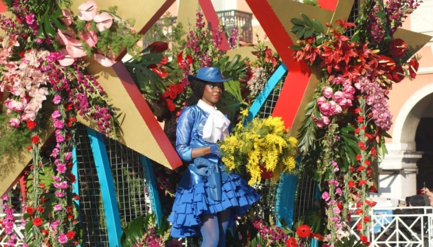 Традиційний карнавал у Ніцці розпочався квітковою битвою
