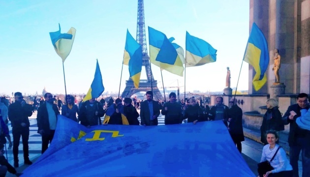 «Réunis par le drapeau»: Une action de soutien aux Tatars de Crimée et marins ukrainiens s’est déroulée à Paris (photos, vidéo)