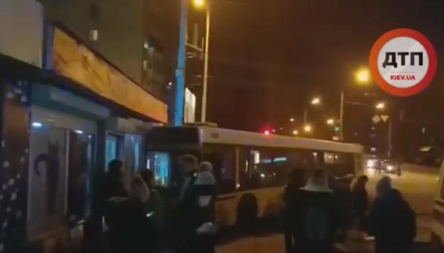 Автобус з пасажирами протаранив зоомагазин на Борщагівці