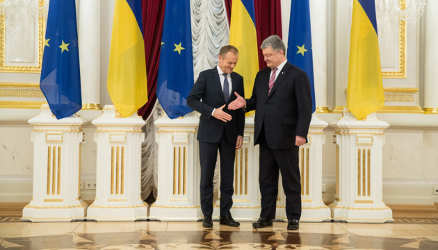 Tusk a Poroshenko: Su reputación es muy alta no solo en Bruselas 