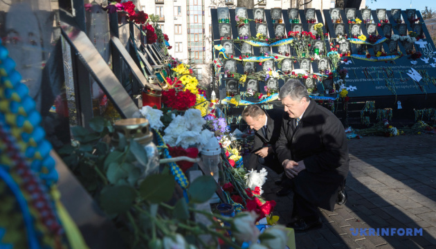 Poroschenko und Tusk ehren Helden der Himmlischen Hundertschaft - Foto