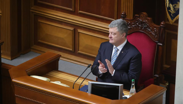 Poroshenko signs constitutional amendments on Ukraine's movement to EU, NATO