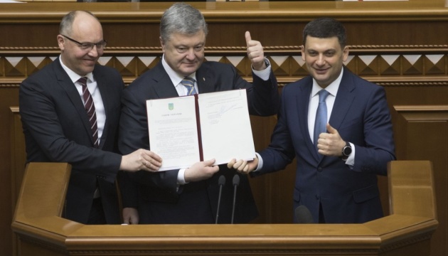 ポロシェンコ大統領、露侵略開始５年経過の特別国会にて、ＥＵ・ＮＡＴＯ加盟路線に関する憲法改正に署名