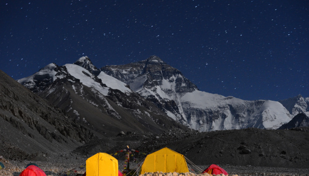 Китай закрив для туристів базовий табір на Евересті через сміття
