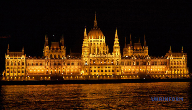 Туристичний човен, що затонув у Будапешті, піднімуть з води