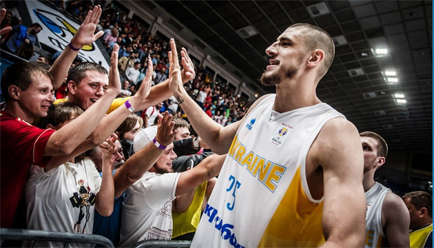 Баскетболіст Лень підтримав збірну України перед матчем проти Чорногорії