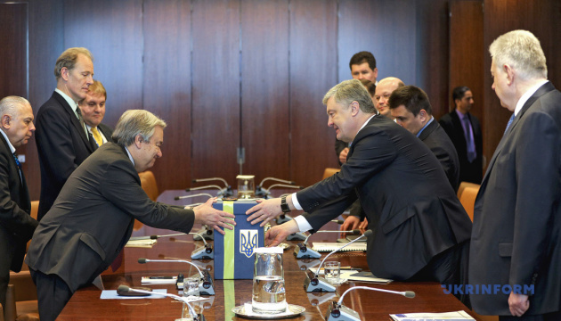 Poroshenko entrega a Guterres las cartas sobre la asistencia en la liberación de los marineros ucranianos (Fotos, Vídeo) Poroshenko entrega a Guterres las cartas sobre la asistencia en la liberación de los marineros ucranianos (Fotos, Vídeo)