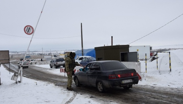 У пунктах пропуску на Донбасі у чергах стоять 355 авто