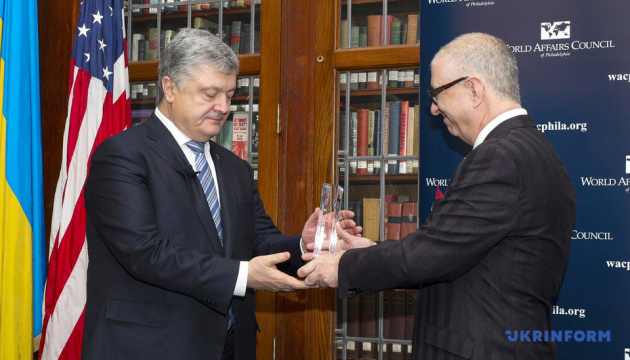 Poroshenko recibe el Premio al Estadista internacional en Filadelfia (Fotos) 