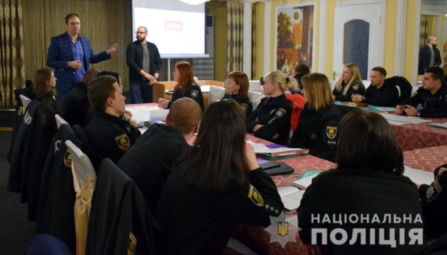 На Донеччині ОПОРА навчала поліцейських, як діяти на виборах