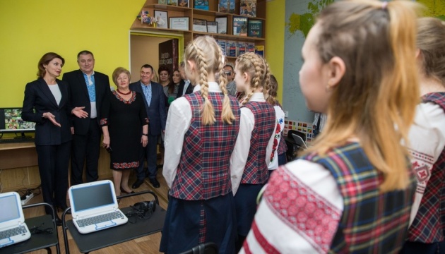 У Чернігові Марина Порошенко привітала дітей-переможців змагань з української мови