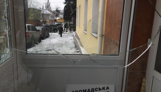 В Виннице разбили окна и дверь в офисе БПП «Солидарность». И ничего не взяли 1