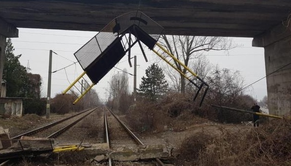 У Румунії на залізницю обвалився міст
