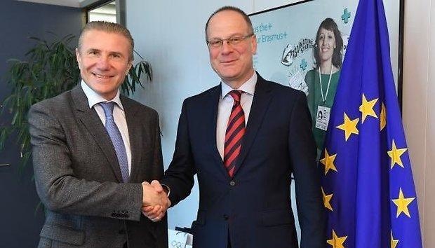 Bubka y Navracsics discuten la posibilidad de integración del CON en programas de la UE  