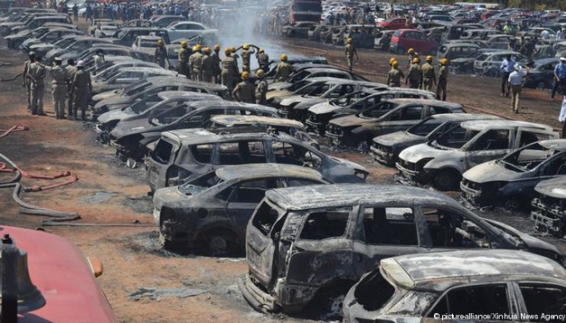 Сотні авто згоріли на авіасалоні в Індії
