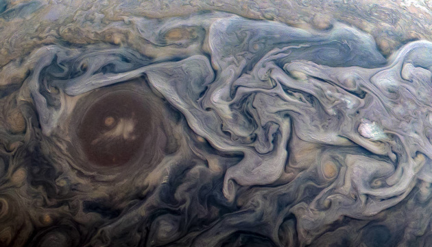 Зонд NASA “роздивився” закручені хмари на Юпітері