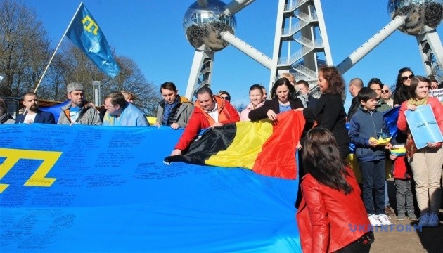 Українські прапори в бельгійському «Атоміумі»: солідарність з Кримом і усією Україною