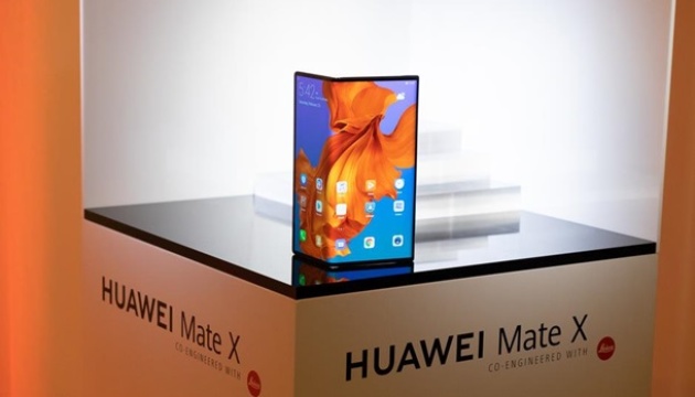 Huawei представила гнучкий смартфон