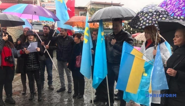 В Анталії мітингували проти незаконної окупації Криму