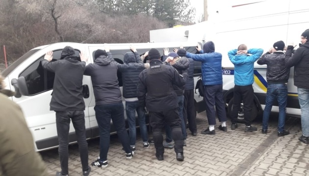 Polizei stoppt Busse mit bewaffneten Männern nahe Odesa - Fotos