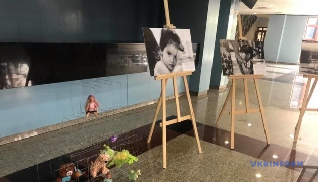 Фотовиставка «Втрачене дитинство» про дітей політв’язнів Кремля відкрилася в Анталії