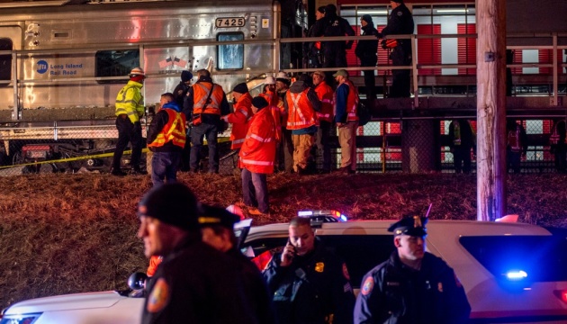 У Нью-Йорку два потяги зіткнулися з автомобілем, є жертви