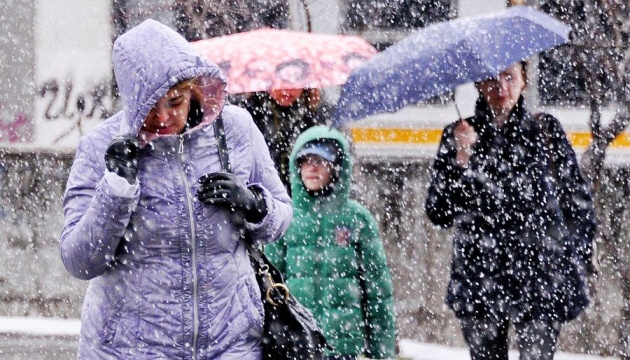 Активний циклон несе в Україну мокрий сніг та сильний вітер
