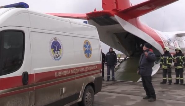 Ostukraine: Flugzeug bringt ins Komma gefallenes Mädchen nach Kyjiw – Video