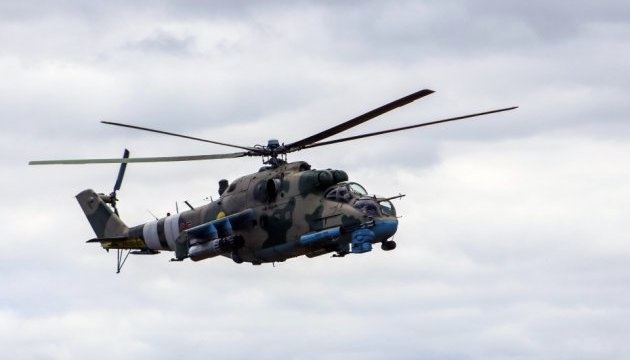 Helicopter pilots train to destroy ground targets in Donbas