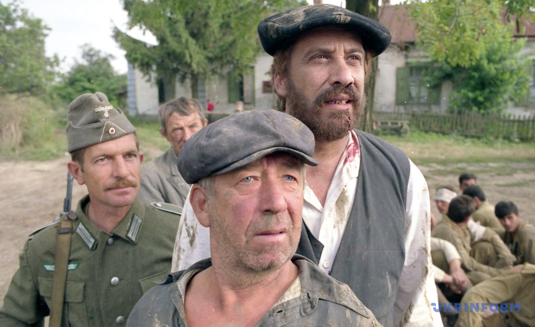 Борислав Брондуков (дядько Гриб) та Йоссі Поллак (Симон) в епізоді фільму 