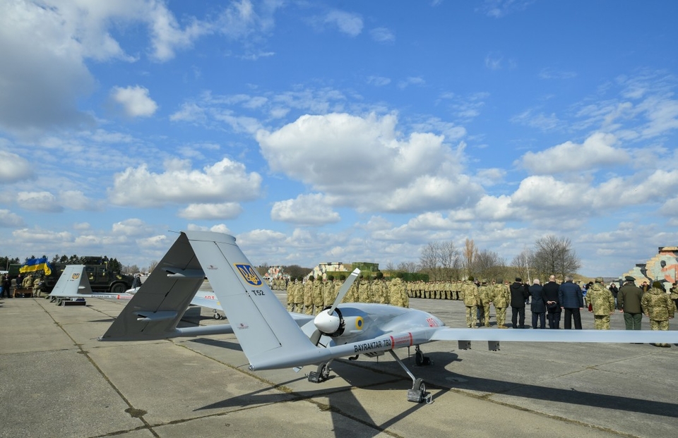 ウクライナ軍 トルコから購入した無人戦闘機の試験飛行に成功