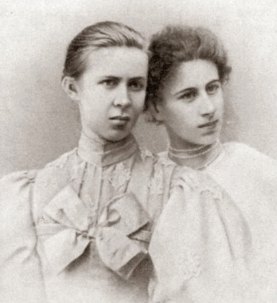 Леся Українка (ліворуч) з Аріадною Драгомановою. Фото 1895 р.