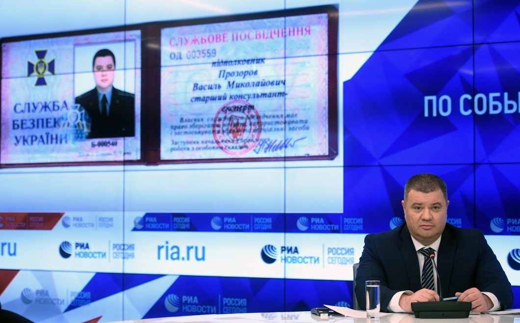Прозоров демонстрирует журналистам фото своего удостоверения СБУ. Прозоров демонстрирует журналистам фото своего удостоверения СБУ.
