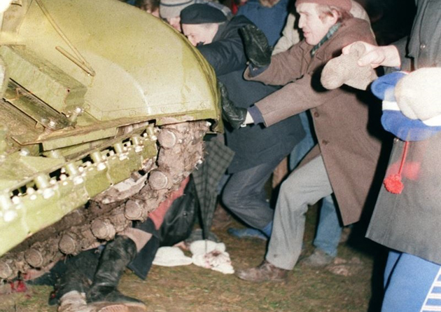 Защитники вильнюсского телецентра пытаются остановить советский танк. Под гусеницы попала одна из митингующих / Фото: news.tut.by