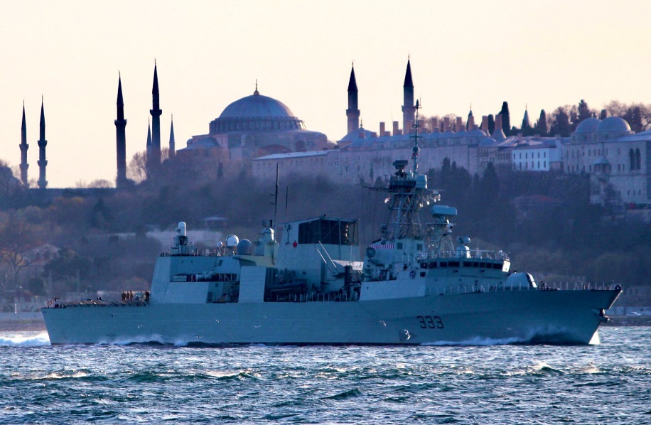 HMCS 'Toronto' проходить Босфор