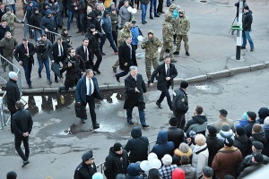 «Втеча Порошенка з мітингу в Житомирі» – класичний фейк, коли фото підрізають