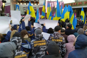 Чому наміри парамілітарних груп застосовувати силу на виборчих дільницях не непокоять кандидатів у президенти?