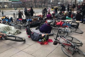 キーウの自転車愛好家が、市庁舎前で「横たわり抗議」