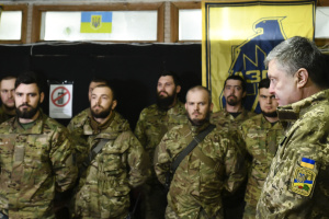 志願兵の日:ポロシェンコ大統領、前線で志願兵たちにあいさつ