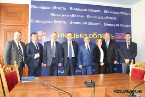 Посол ЄС Хюґ Мінґареллі на Вінниччині відмітив конкурентний характер виборчої кампанії в Україні