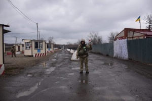 «Золотое» - репортаж с контрольно-пропускного пункта, запуск которого блокируют оккупанты