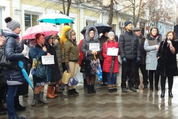 В Житомире родители вышли на акцию против вакцинации детей