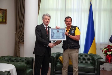 Віктор Ющенко встановив світовий рекорд зі своєю колекцією українських рушників