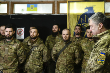 El presidente de Ucrania llega al frente para felicitar a los voluntarios (Fotos)
