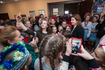 У Запоріжжі Марина Порошенко разом зі студентами посадила трояндову алею