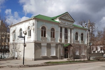 Кримські окупанти замазали штукатуркою історичну будівлю, де був офіс Меджлісу