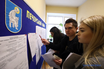Вибори-2019: Черги для зміни місця голосування у Києві збільшуються, лишається – три дні
